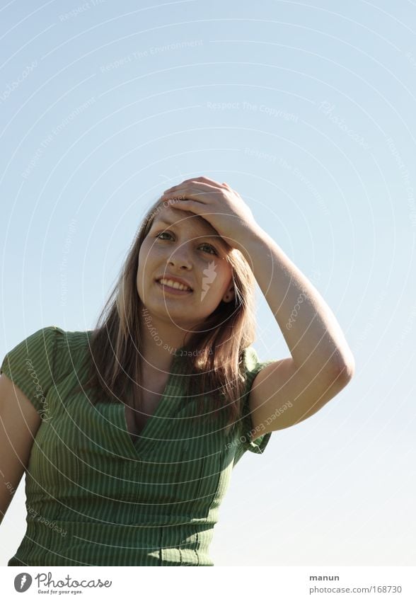 ...expectation Farbfoto Gedeckte Farben Außenaufnahme Textfreiraum oben Hintergrund neutral Tag Kontrast Sonnenlicht Starke Tiefenschärfe Froschperspektive