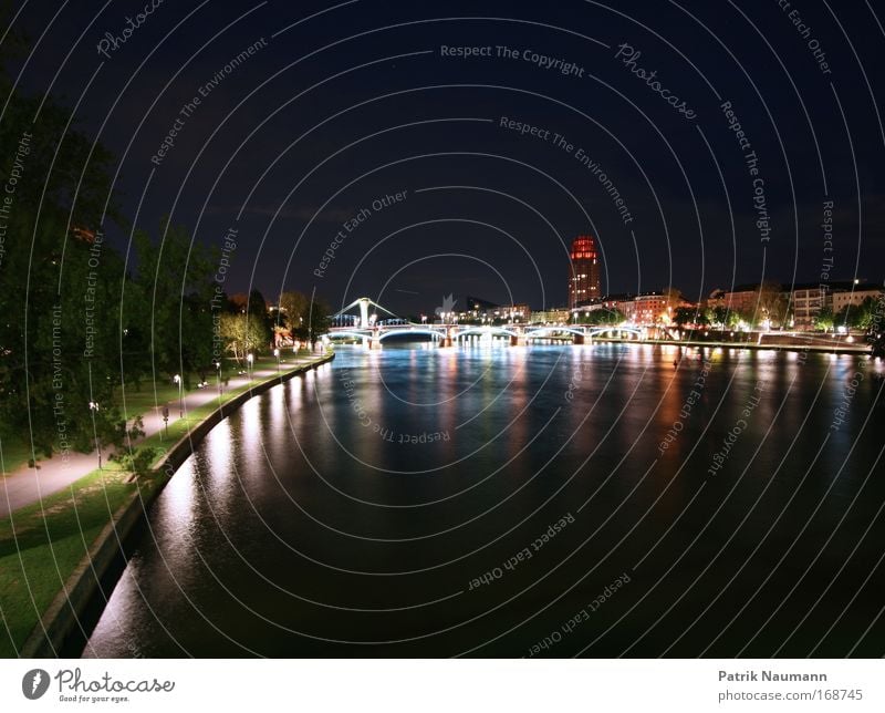 Mainhattan Farbfoto Gedeckte Farben Außenaufnahme Textfreiraum oben Textfreiraum unten Hintergrund neutral Nacht Langzeitbelichtung Panorama (Aussicht)