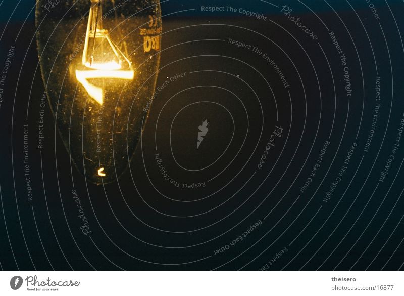 glühender stalaktit Glühbirne Glühdraht dunkel schwarz Häusliches Leben Nahaufnahme Kontrast