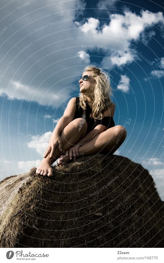 lena in heaven Farbfoto Außenaufnahme Wegsehen Mensch feminin 1 18-30 Jahre Jugendliche Erwachsene Landschaft Himmel Wolken Gras Feld Dorf Mode Bekleidung Kleid