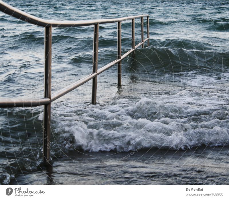 Nr. 0000011001 Farbfoto Außenaufnahme Experiment Menschenleer Abend Schwache Tiefenschärfe Zentralperspektive Natur Urelemente Wasser Küste Seeufer Strand Dorf