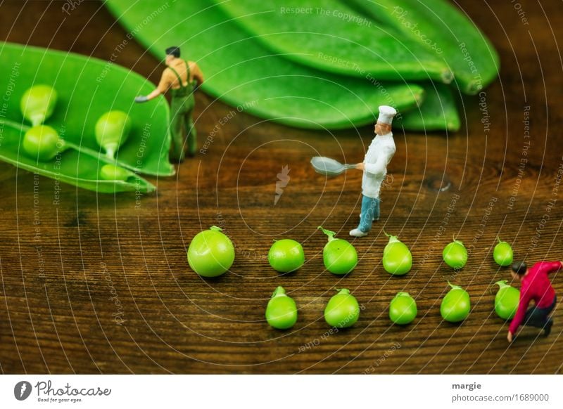 Miniwelten - Heute gibt es Erbsensuppe Lebensmittel Gemüse Ernährung Bioprodukte Vegetarische Ernährung Koch Arbeitsplatz Küche Gastronomie Mensch maskulin Mann