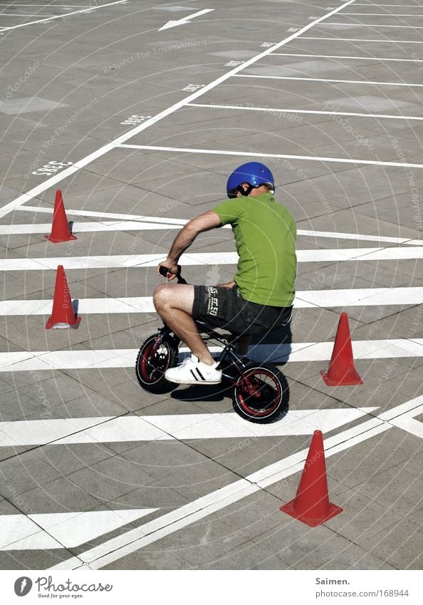 Fahrschule für die Kleinen Gedeckte Farben Sportler Mann Erwachsene frisch positiv Vorfreude Verantwortung fleißig diszipliniert Beginn Freizeit & Hobby