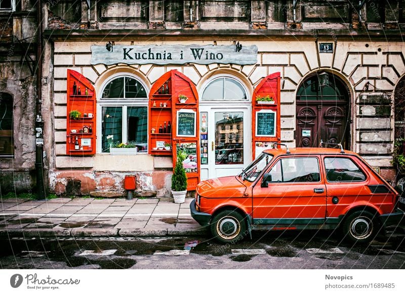 Kuchnia i Wino in Kraków Haus Restaurant Stadt Gebäude Architektur Straße PKW rot Strassenfotografie Krakow Wein Kleinwagen Wand 13 Fussweg Architecture street