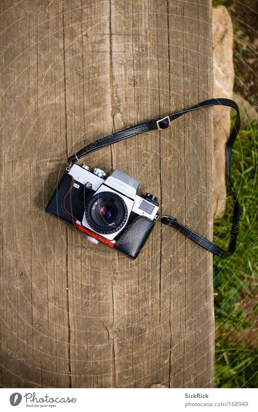 Opa Farbfoto Außenaufnahme Menschenleer Vogelperspektive Fotokamera alt retro braun grün schwarz Zeit analog Spiegelreflexkamera