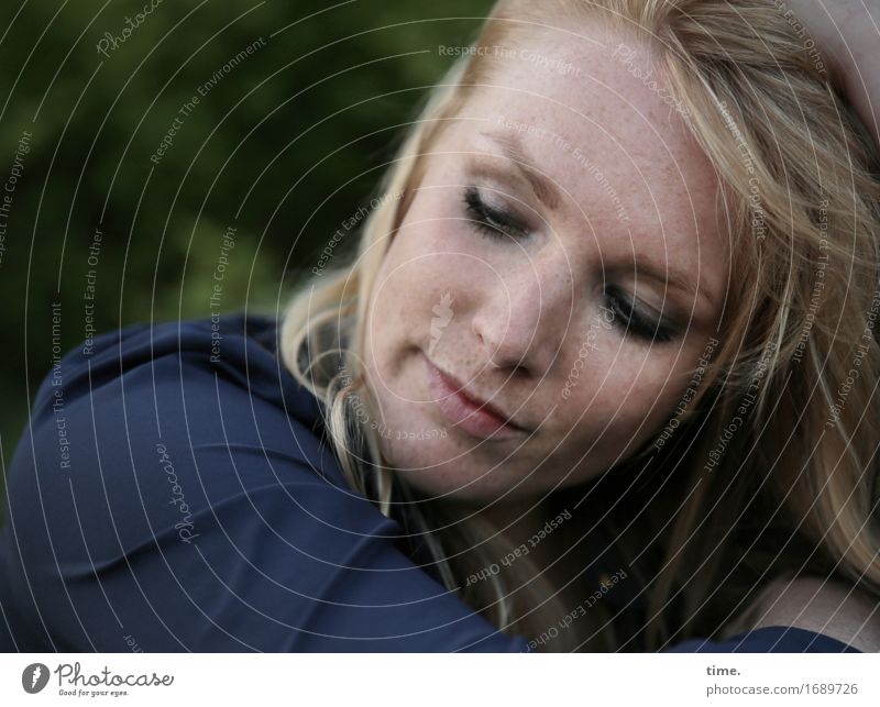 . feminin 1 Mensch Park Hemd blond langhaarig beobachten Denken Erholung Blick warten schön Zufriedenheit Müdigkeit Schmerz Sehnsucht Heimweh Fernweh