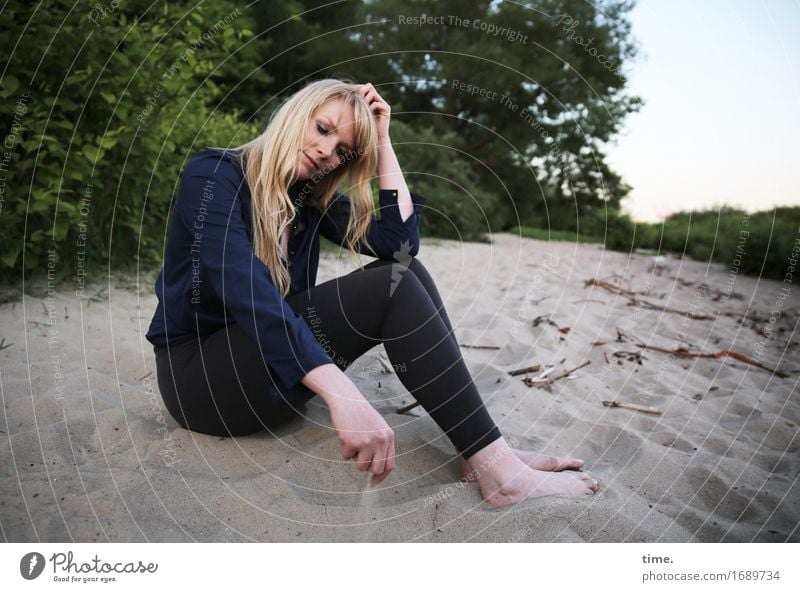 Mirika feminin 1 Mensch Sand Baum Sträucher Küste Strand Hemd Leggings blond langhaarig beobachten Denken Blick sitzen träumen warten schön Ausdauer Langeweile