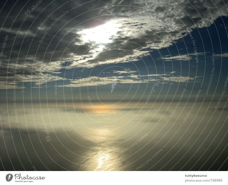 Farbfoto Luftaufnahme Abend Sonnenlicht Sonnenaufgang Sonnenuntergang Natur Wasser Himmel Wolken Meer Flugzeugausblick fliegen schön