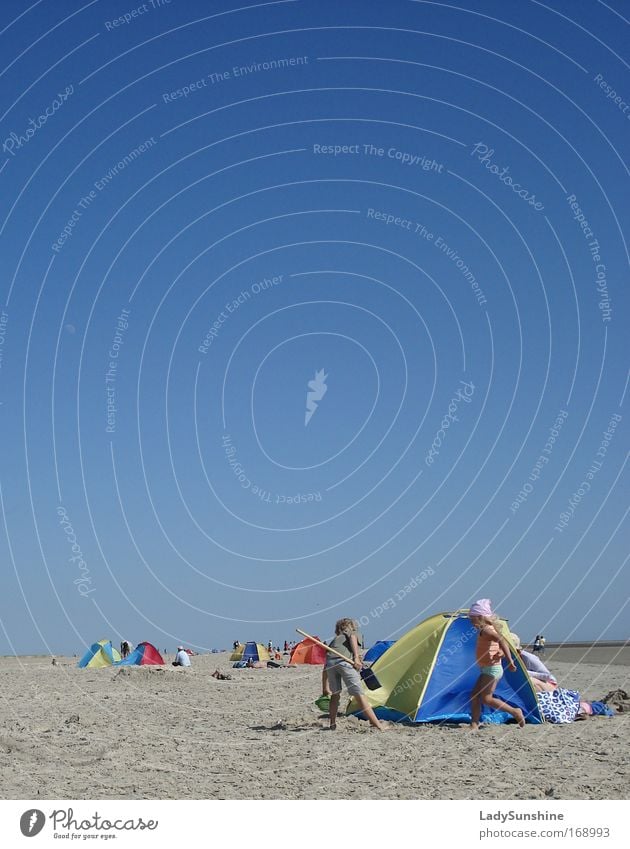 Strandvergnügen Farbfoto Außenaufnahme Textfreiraum oben Tag Sonnenlicht Totale Freude Wohlgefühl Spielen Ferien & Urlaub & Reisen Sommerurlaub Mensch Kind