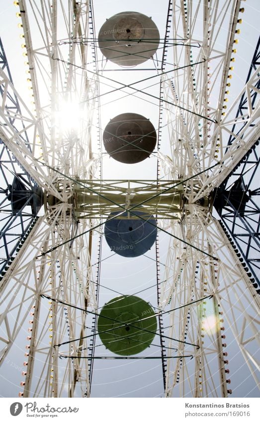 Round & Round It Goes Farbfoto mehrfarbig Außenaufnahme Menschenleer Tag Sonnenlicht Sonnenstrahlen Gegenlicht Froschperspektive Freude Jahrmarkt Schönes Wetter