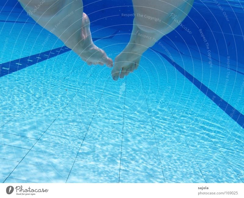 barfuss im pool Farbfoto Unterwasseraufnahme Muster Strukturen & Formen Textfreiraum unten Starke Tiefenschärfe Schwimmen & Baden Freizeit & Hobby Sommer Sport