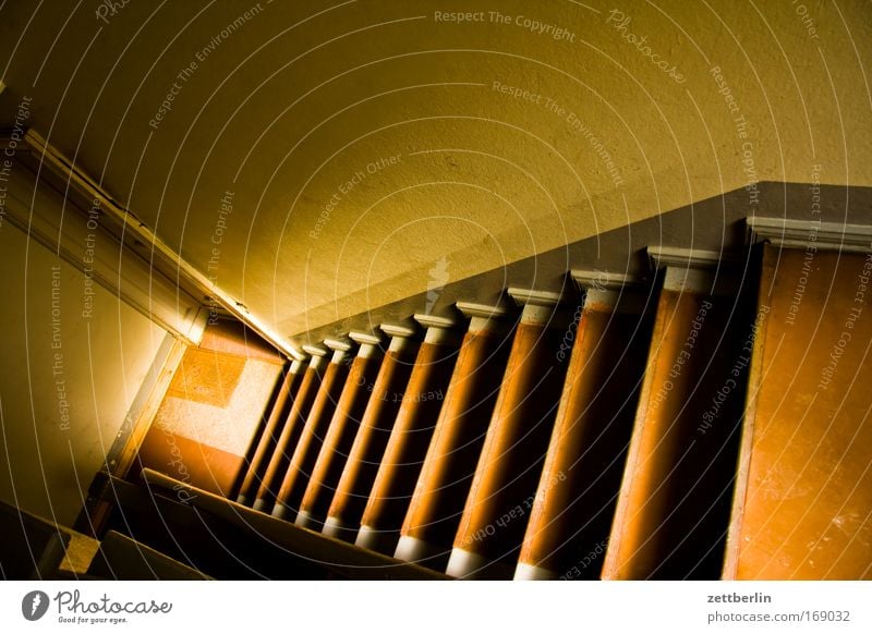 Treppe Niveau stufen Treppenhaus Treppenabsatz Wand Bodenbelag Stadthaus Mieter Vermieter abwärts Karriere Abstieg aufsteigen Richtung Licht Sonne Schatten