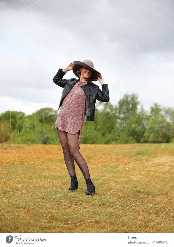 Yvonne feminin 1 Mensch Wolken Wiese Wald Hemd Jacke Stiefel Hut beobachten lachen Blick stehen lustig schön Fröhlichkeit Zufriedenheit Lebensfreude