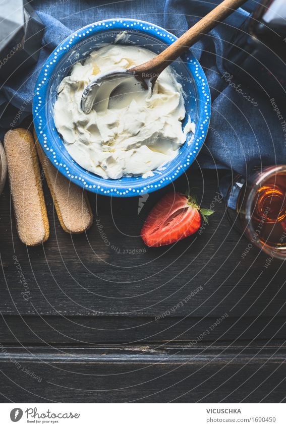 Schale mit Mascarpone Creme und Kochlöffel Lebensmittel Milcherzeugnisse Frucht Dessert Ernährung Bioprodukte Vegetarische Ernährung Italienische Küche Geschirr