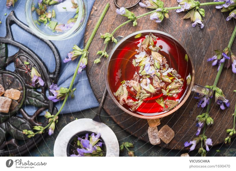 Tasse Kräutertee mit frischen Kräutern Getränk Heißgetränk Tee Stil Design Gesundheit Alternativmedizin Gesunde Ernährung Leben Häusliches Leben Tisch weich