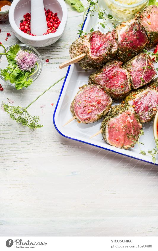 Fleischspießein mit grünen Kräutern und Gewürzen Lebensmittel Kräuter & Gewürze Öl Ernährung Mittagessen Festessen Picknick Bioprodukte Geschirr