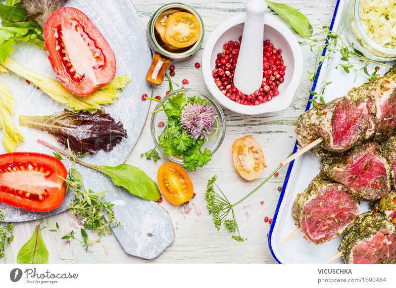 Zubereitung von Fleisch Spieße mit Gemüse Zutaten Lebensmittel Kräuter & Gewürze Öl Ernährung Mittagessen Büffet Brunch Festessen Picknick Bioprodukte