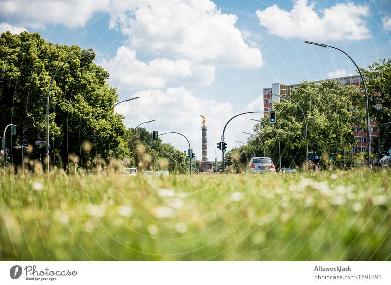 Berlin Hauptstadt Stadtzentrum Sehenswürdigkeit Wahrzeichen Denkmal Siegessäule Tiergarten historisch blau grün Natur Wolkenhimmel Farbfoto Außenaufnahme