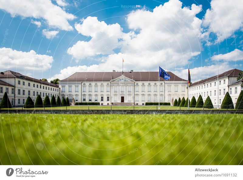 Schloß Bellevue II Berlin Tiergarten Hauptstadt Burg oder Schloss Sehenswürdigkeit Wahrzeichen Schloss Bellevue elegant historisch Europa Fahne Wolkenhimmel