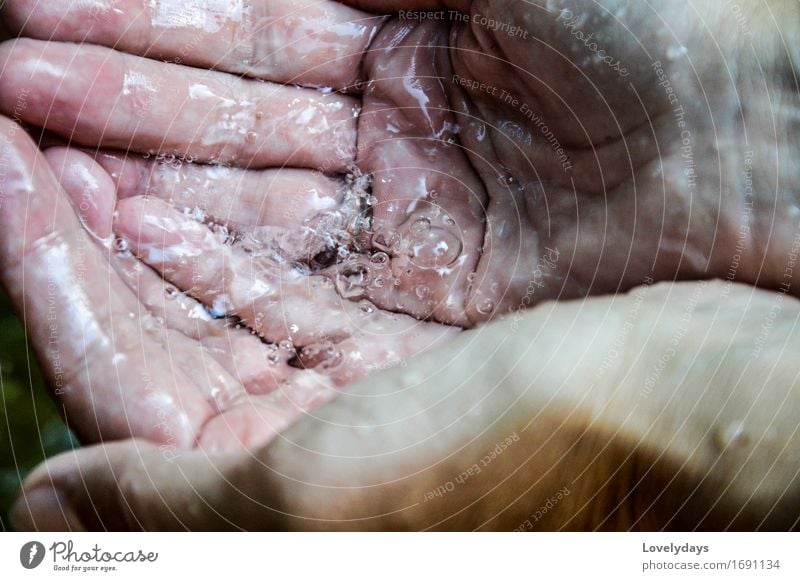 Hand Mensch Haut Finger Natur Wasser Wassertropfen Regen Wasserfall berühren Bewegung genießen frisch Gesundheit heiß kalt Zufriedenheit Lebensfreude