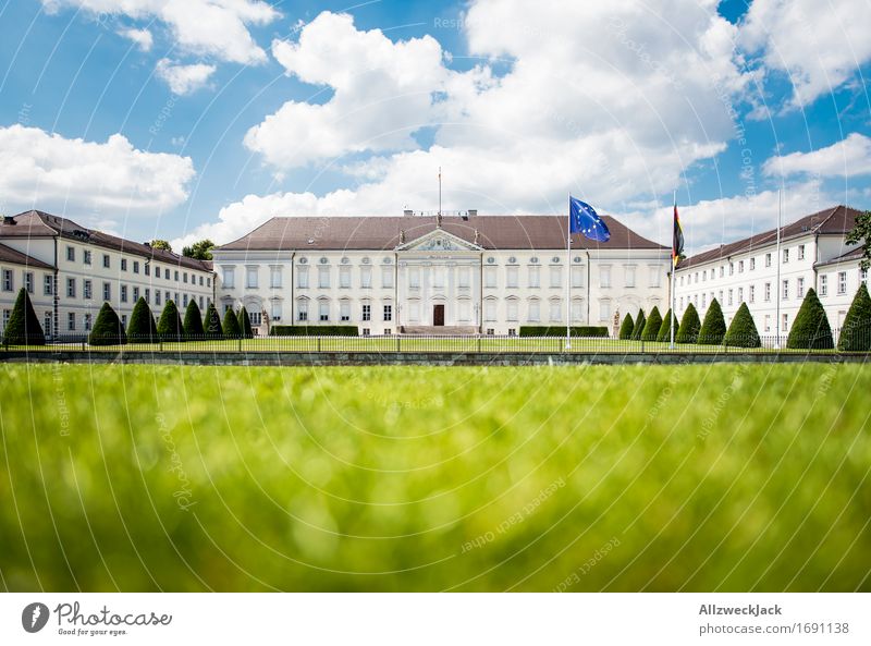 Schloß Bellevue I Berlin Hauptstadt Burg oder Schloss Sehenswürdigkeit elegant historisch blau grün weiß Europa Fahne Wolkenhimmel Tiergarten Farbfoto