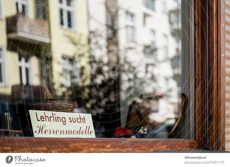 Herrenmodelle gesucht I Stadt Altstadt Fußgängerzone Fassade Schaufenster retro Friseursalon herrenmodelle Model Berufsausbildung Suche Auftrag Farbfoto