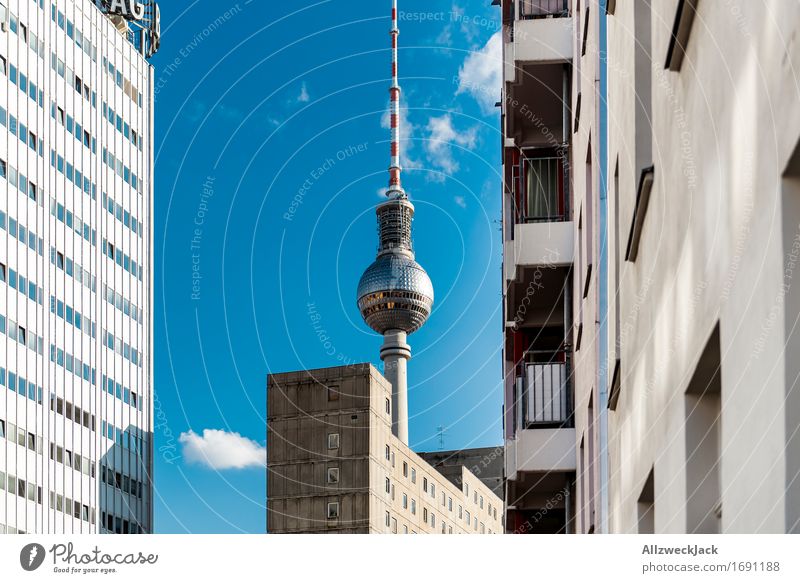 Berlin / Fernsehturm Hauptstadt Turm Sehenswürdigkeit Wahrzeichen Berliner Fernsehturm Alexanderplatz Bekanntheit hoch Telekommunikation Farbfoto Außenaufnahme