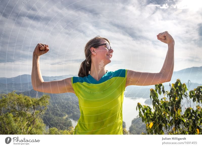 geschafft Junge Frau Jugendliche 1 Mensch 18-30 Jahre Erwachsene Coolness Stimmung Abenteuer Erfolg Ferien & Urlaub & Reisen wandern Marathon Erleichterung