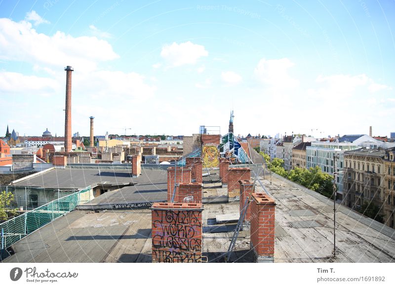 Himmel über Berlin Stadt Hauptstadt Stadtzentrum Altstadt Skyline Menschenleer Haus Dach Schornstein Antenne entdecken Wolken Fernsehturm Farbfoto Außenaufnahme