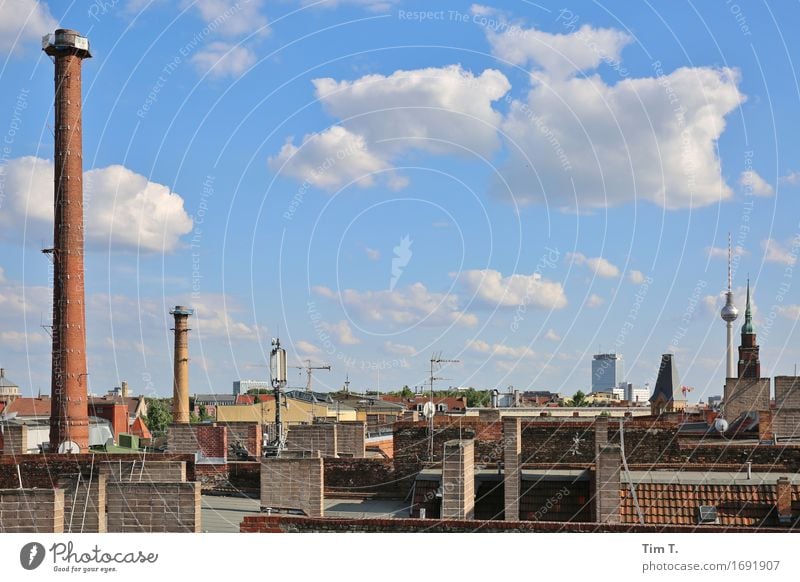 Himmel über Berlin Prenzlauer Berg Fernsehturm Stadt Hauptstadt Stadtzentrum Altstadt Skyline Dach Schornstein Antenne Einsamkeit Wolken Farbfoto Außenaufnahme