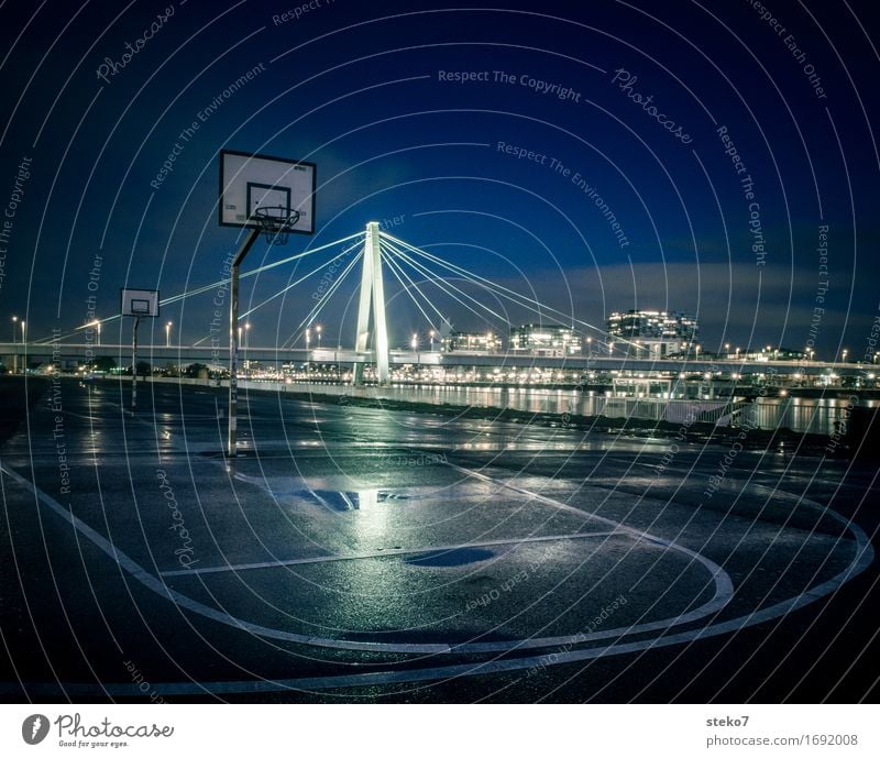 /|\ Basketball Sportstätten Basketballplatz Basketballkorb Köln Menschenleer Platz Brücke Architektur dunkel nass Stadt Einsamkeit Perspektive Symmetrie