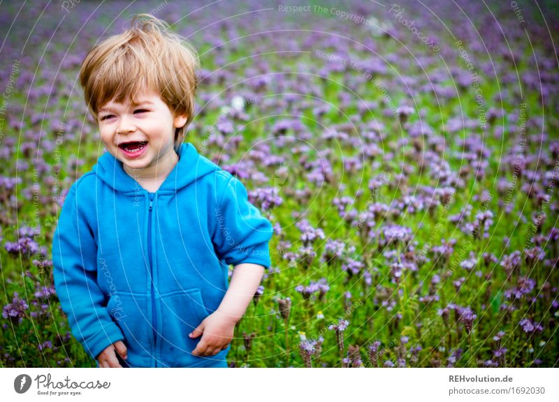 das is ja ne coole jacke ... Mensch maskulin Kind Kleinkind Junge 1 18-30 Jahre Jugendliche Erwachsene Umwelt Natur Landschaft Wiese Feld Pullover Lächeln