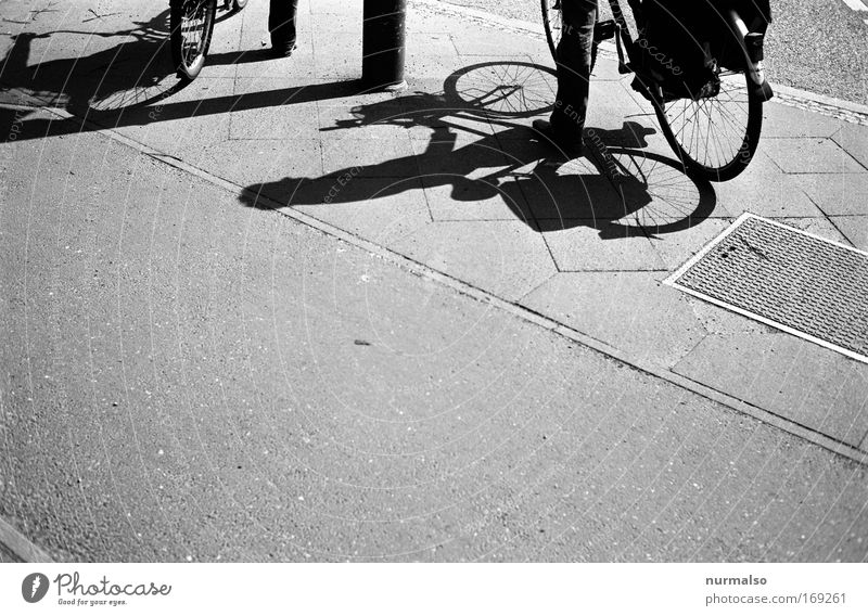 mono RAD Schwarzweißfoto Textfreiraum unten Morgen Ausflug Mensch 2 Erde Sonnenlicht Stadt Platz Straße Straßenkreuzung Verkehrszeichen Verkehrsschild Fahrrad