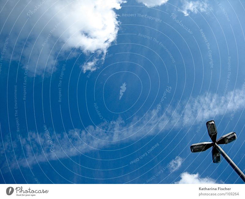 Propeller Himmel Wolken Sonnenlicht Sommer Schönes Wetter Straßenbeleuchtung Laterne Laternenpfahl blau weiß Kondensstreifen Farbfoto Außenaufnahme Menschenleer