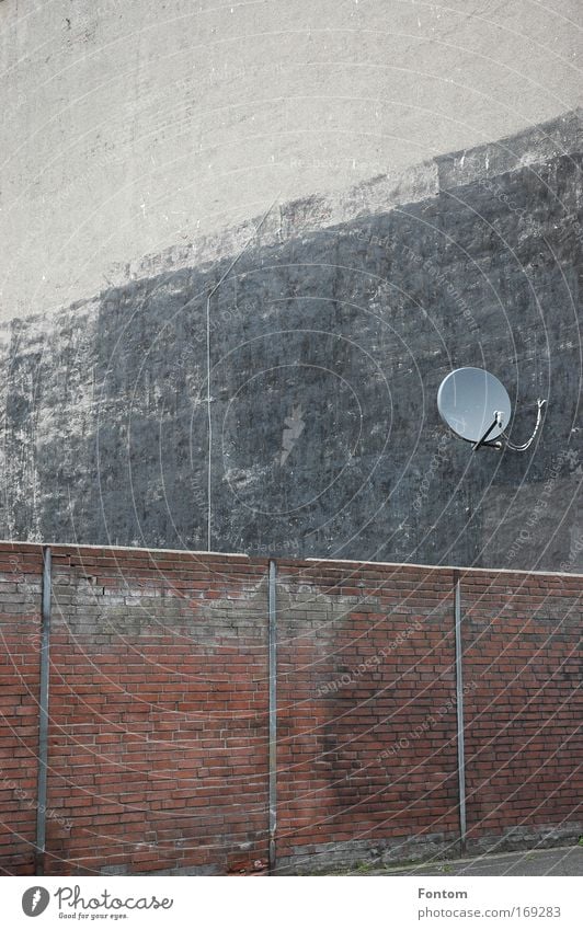 Satelitenempfang Gedeckte Farben mehrfarbig Außenaufnahme Muster Strukturen & Formen Abend Haus Hausbau Industrie Handwerk Baustelle Feierabend Fernseher