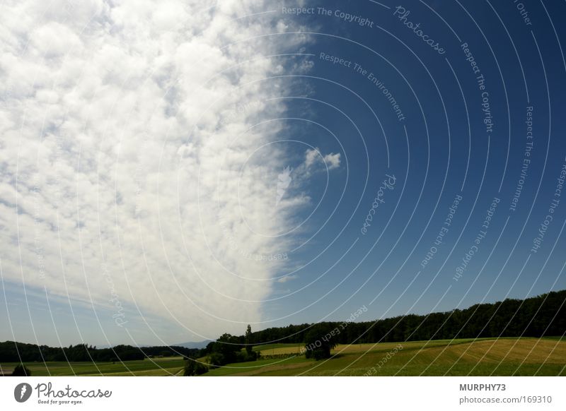 Ein Wolkenband zieht übers Land... Farbfoto mehrfarbig Außenaufnahme Menschenleer Textfreiraum rechts Textfreiraum oben Tag Starke Tiefenschärfe Weitwinkel