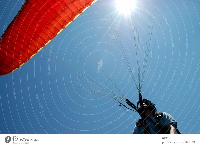 Startbereit - jetzt gehts los! Farbfoto Außenaufnahme Tag Sonnenstrahlen Froschperspektive Weitwinkel Oberkörper Blick nach oben Freude Abenteuer Sommerurlaub