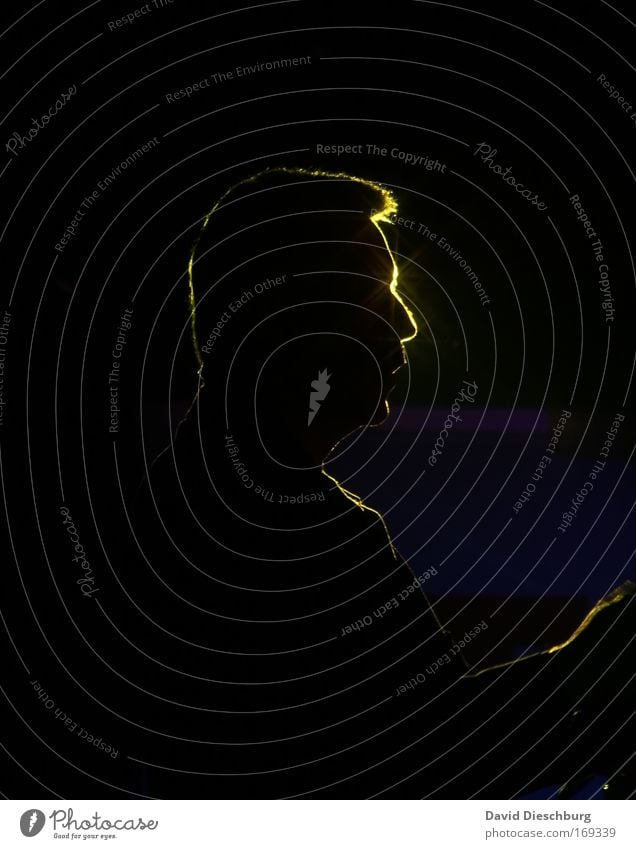 Mr. Starlight Farbfoto Strukturen & Formen Nacht Kunstlicht Schatten Kontrast Silhouette Lichterscheinung Gegenlicht Wegsehen Mensch Mann Erwachsene Kopf