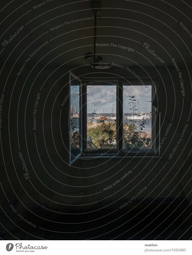 Schwarzsehen I im Gegenteil Wasser Himmel Sommer Küste Ostsee Haus Ruine Mauer Wand Fenster Schifffahrt Sportboot Segelboot alt dunkel eckig kaputt blau grün