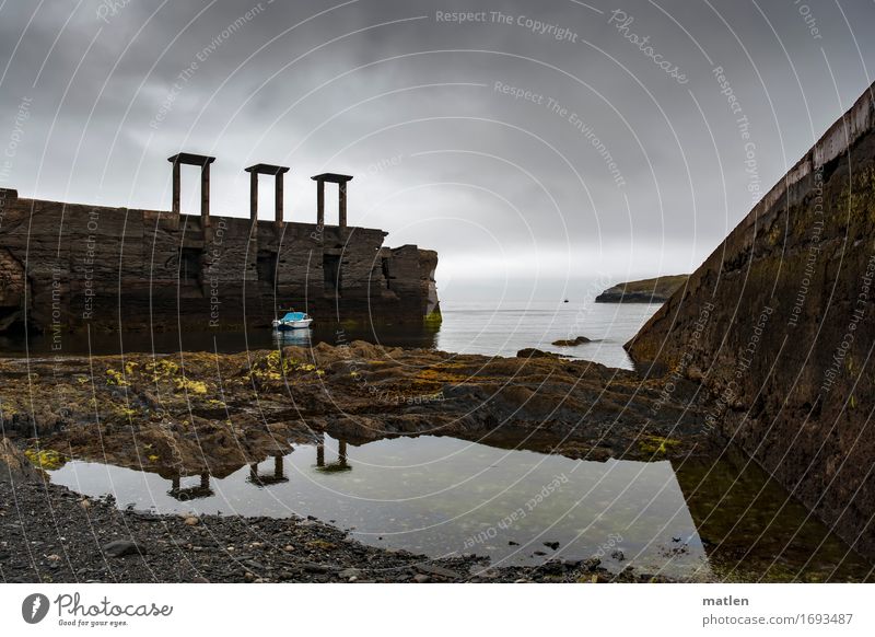 Fabrikkai Landschaft Wasser Himmel Wolken Horizont Wetter schlechtes Wetter Küste Strand Bucht Meer Mauer Wand Sportboot alt dunkel blau braun grau verladen