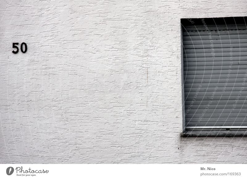 ende Außenaufnahme Wohnung Haus Kleinstadt Einfamilienhaus Traumhaus Hütte Gebäude Architektur Mauer Wand Fassade Fenster Ziffern & Zahlen grau Traurigkeit