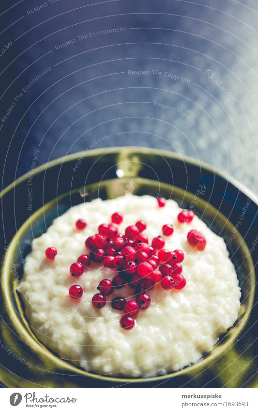 milchreis mit johannisbeeren Lebensmittel Dessert Süßwaren Reis Milchreis Johannisbeeren Frucht Ernährung Essen Frühstück Mittagessen Bioprodukte