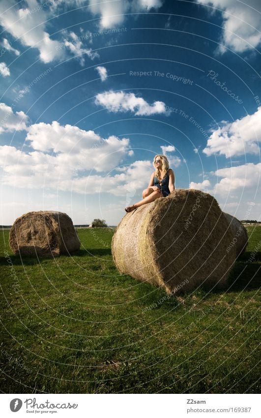 lena in heaven Farbfoto Außenaufnahme Tag Kontrast Wegsehen Lifestyle elegant Stil schön feminin Junge Frau Jugendliche 18-30 Jahre Erwachsene Natur Landschaft