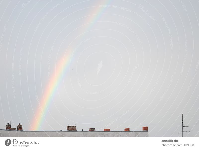 wo der Regenbogen wohnt Farbfoto Außenaufnahme Menschenleer Textfreiraum rechts Textfreiraum oben Tag Licht Lichterscheinung Totale Landschaft Himmel Wolken