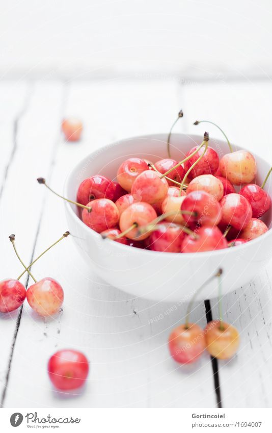 Kirschen Lebensmittel Frucht Ernährung Bioprodukte Vegetarische Ernährung Diät Slowfood Schalen & Schüsseln frisch Gesundheit lecker süß orange rot weiß