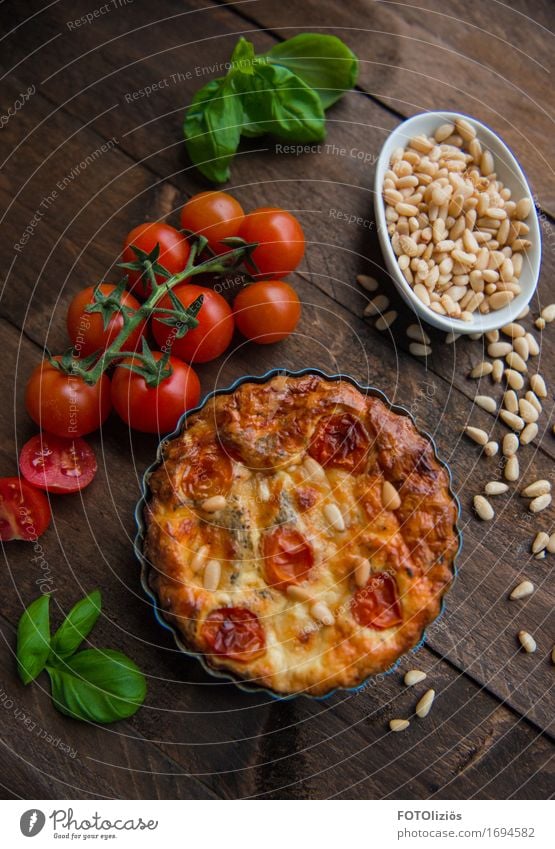 Quiche Lebensmittel Gemüse Salat Salatbeilage Teigwaren Backwaren Tomate Rispentomate Basilikum Pinienkern Ernährung Essen Mittagessen Abendessen Bioprodukte