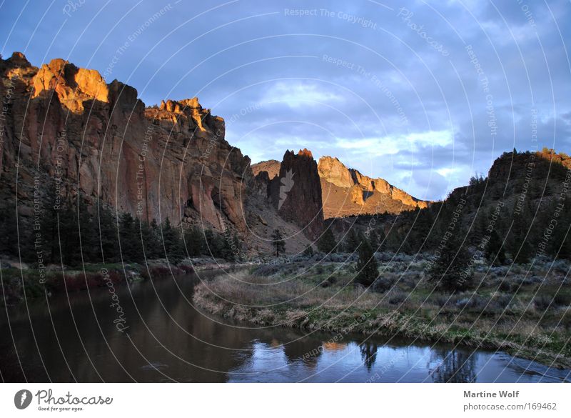 Smith Rock Ferien & Urlaub & Reisen Ausflug Schlucht Umwelt Natur Landschaft Wasser Himmel Sonnenlicht Felsen Berge u. Gebirge Flussufer USA Oregon Nordamerika