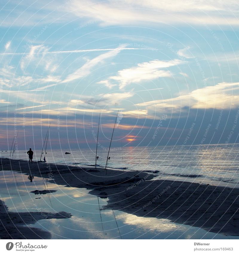 Nachtangeln Leben Erholung ruhig Angeln Ferne Strand Meer Nachtleben Feierabend maskulin Mann Erwachsene 1 Mensch Umwelt Natur Wasser Wolken Nachthimmel