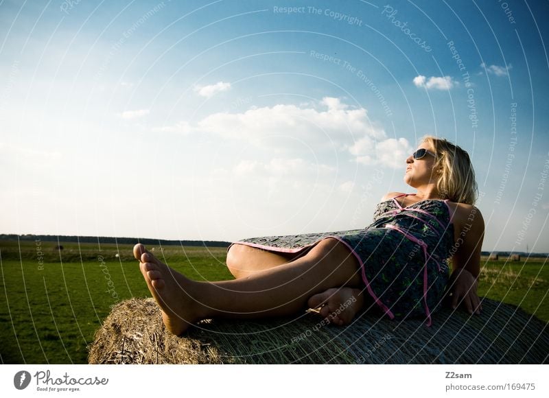 after work Farbfoto Außenaufnahme Kontrast Mensch feminin Junge Frau Jugendliche 18-30 Jahre Erwachsene Landschaft Himmel Wolken Schönes Wetter Bekleidung Kleid