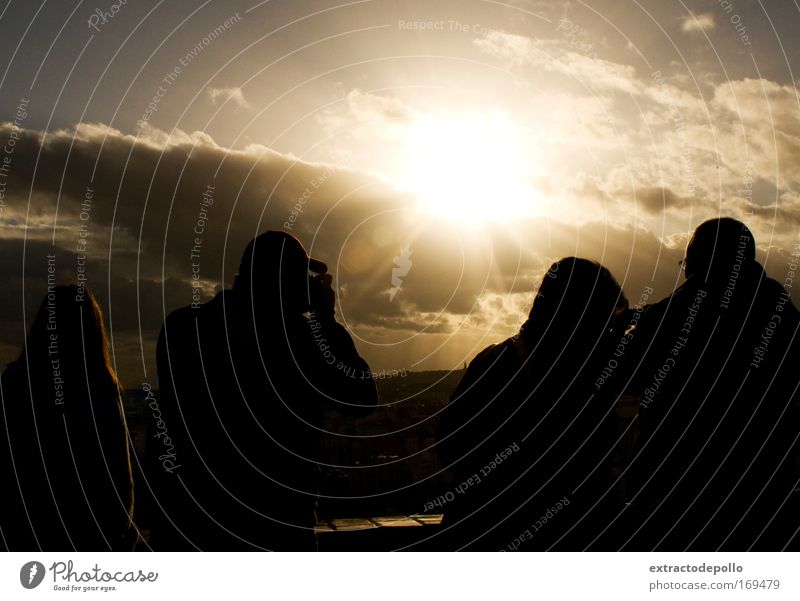 Farbfoto Außenaufnahme Abend Kontrast Silhouette Lichterscheinung Panorama (Aussicht) Oberkörper Mensch maskulin Leben Arme 4 Landschaft Himmel Wolken